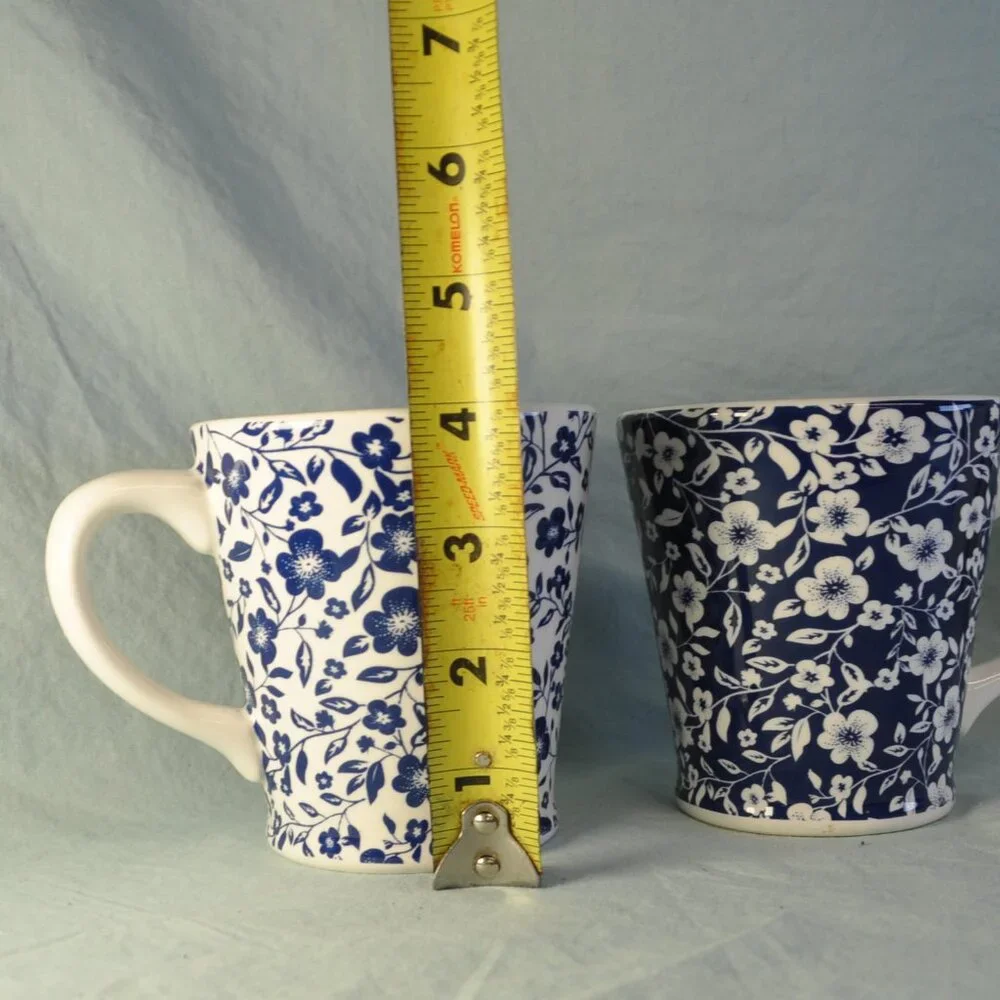 TWO 14 oz mug blue & white floral sur la table (w1261)